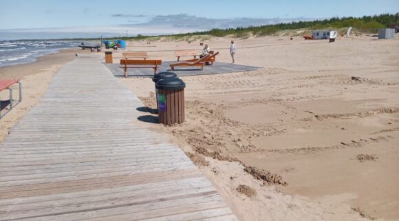 atkritumu konteineri pludmalē