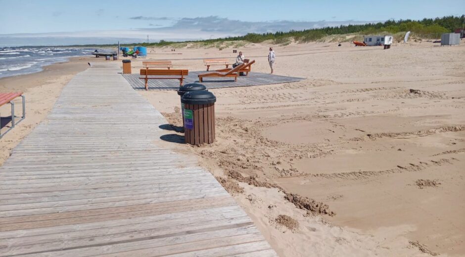 atkritumu konteineri pludmalē